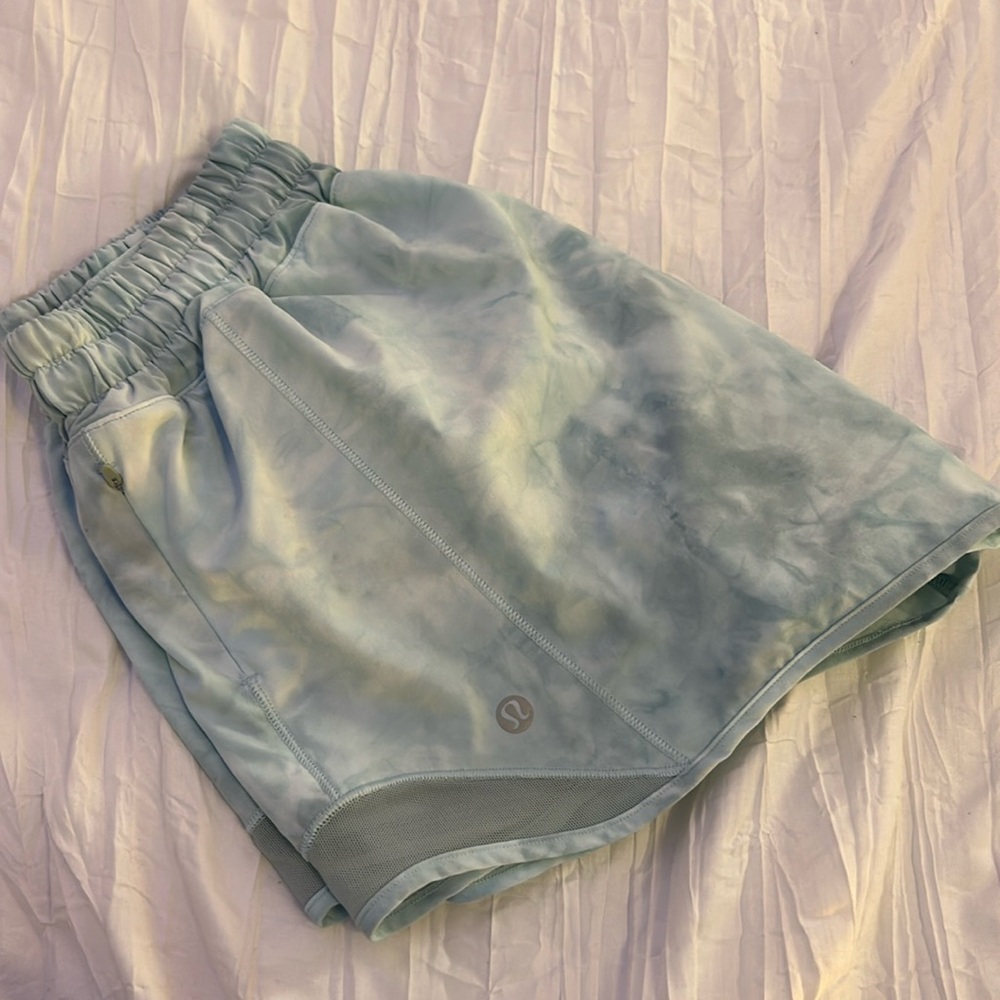LULULEMON SHORTS SIZE 4, 4 inch!!
